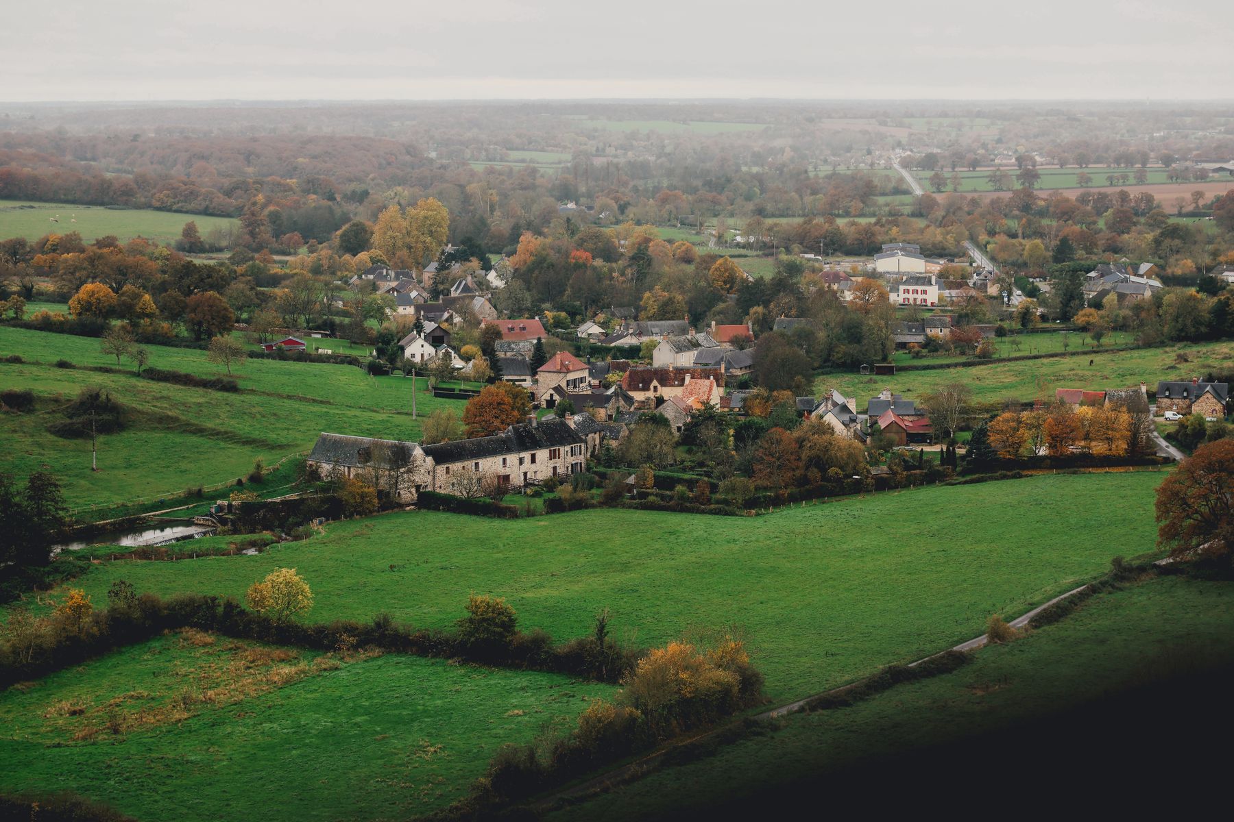 Vue aérienne d'un village à la campagne