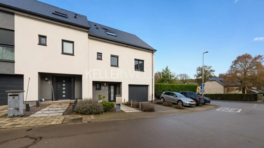 Façade côté rue avec emplacements de parking