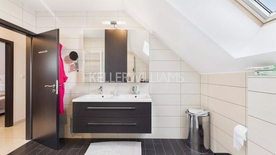 Salle de douche avec double vasque